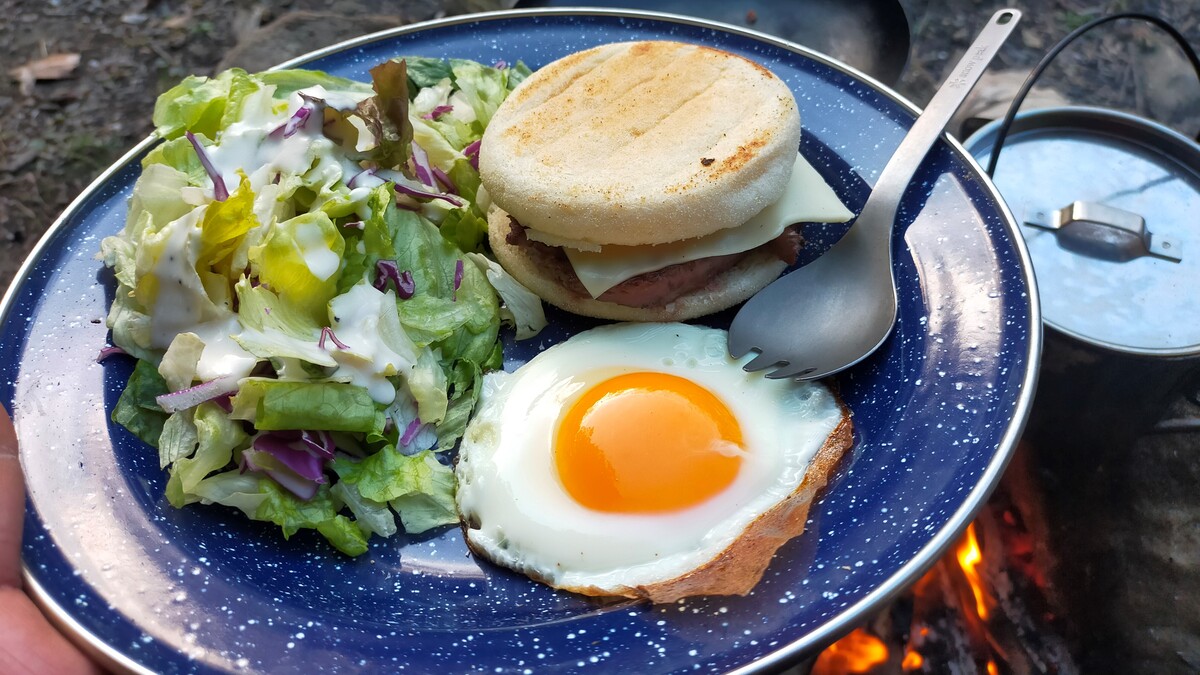 ホーローの皿にマフィンや目玉焼きが盛り付けられた様子。