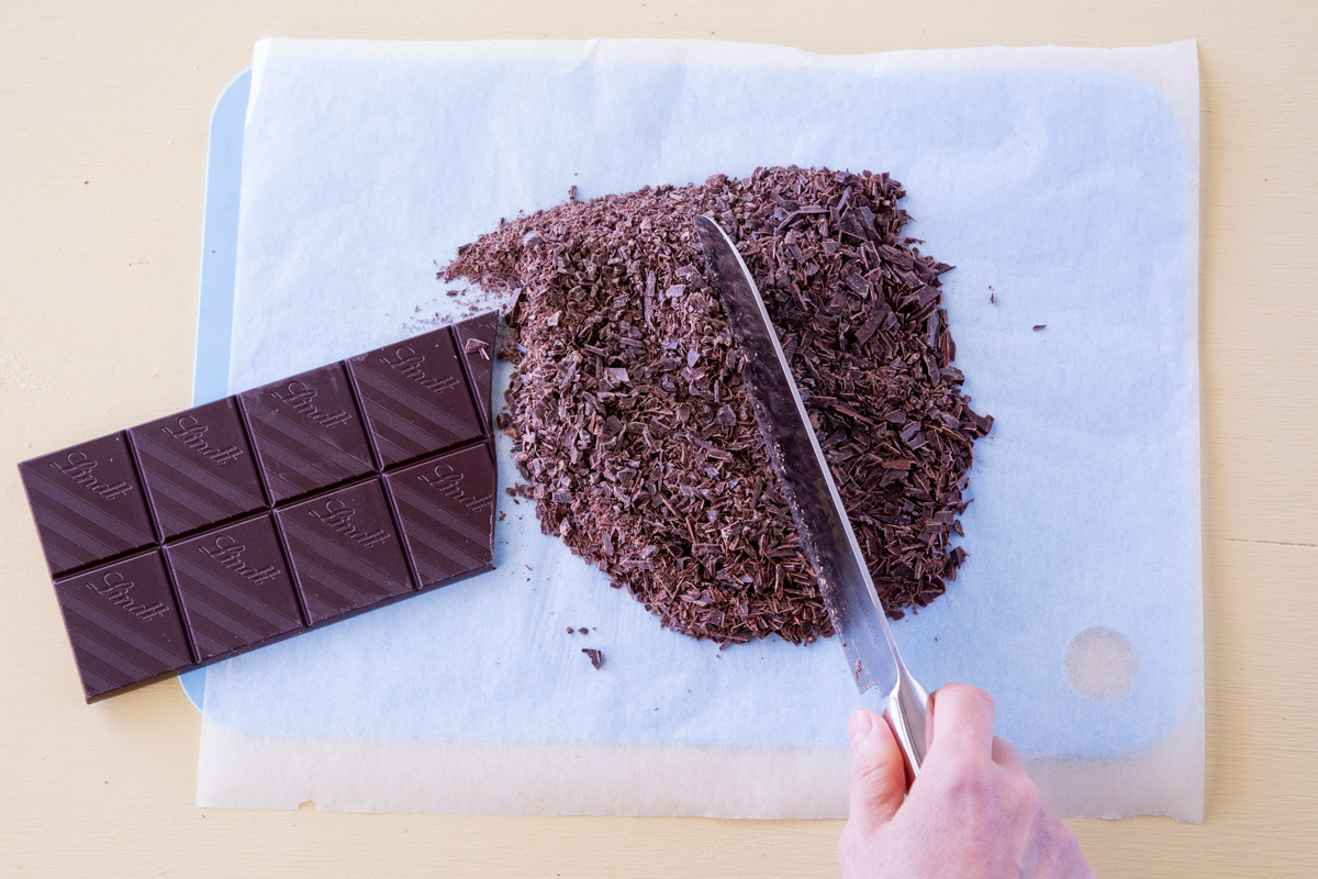 板チョコレートを包丁で刻む