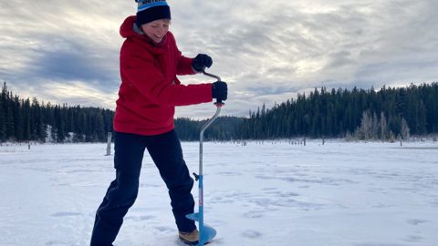 カナダ・ユーコン在住記者が体験！氷に覆われた湖で楽しむアイスフィッシング