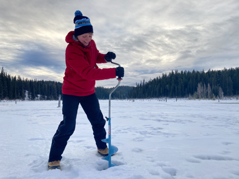 カナダ・ユーコン在住記者が体験！氷に覆われた湖で楽しむアイスフィッシング  海・川・カヌー・釣り  【BE-PAL】キャンプ、アウトドア、自然派生活の情報源ビーパル