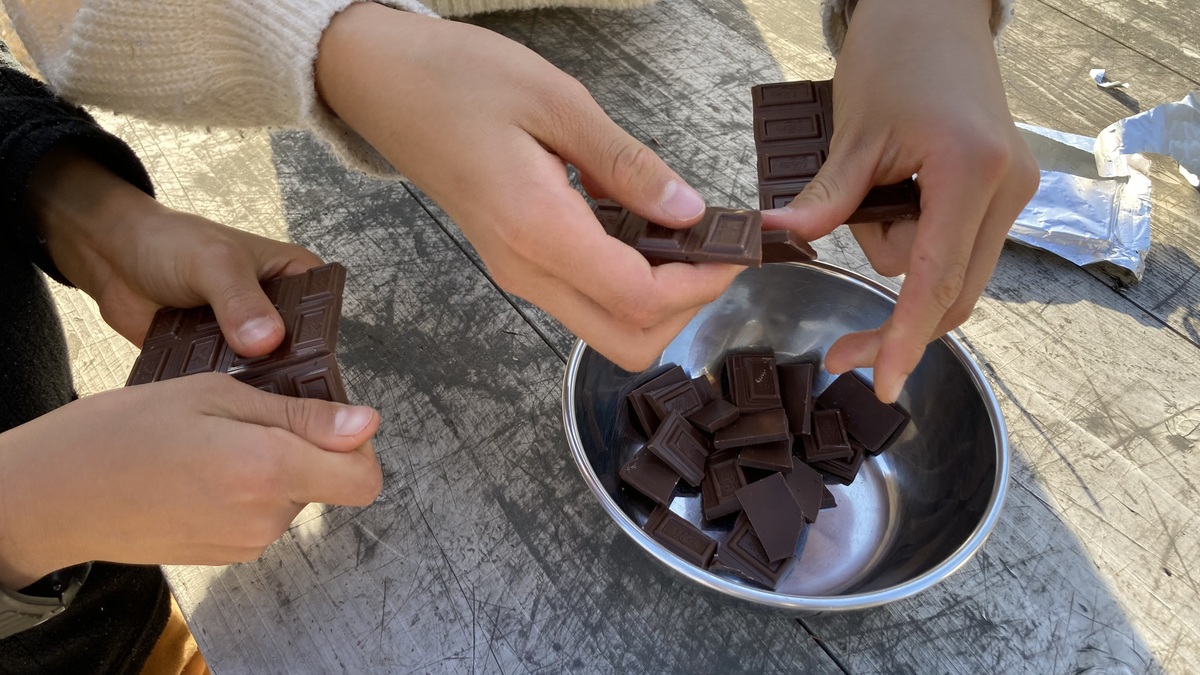 チョコレートを割る様子