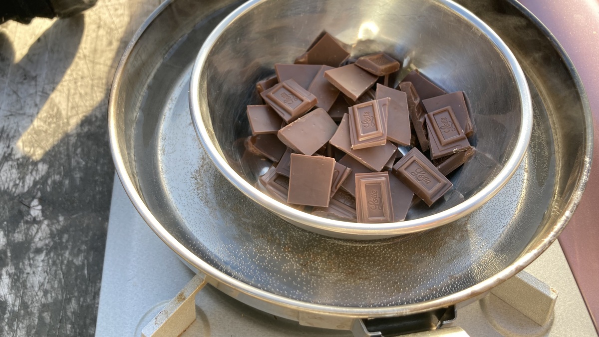 湯煎にかけたチョコレート