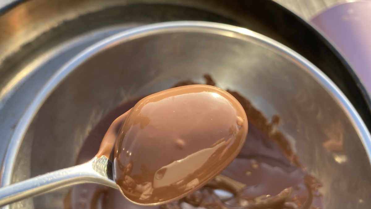 湯煎で溶けたチョコレート
