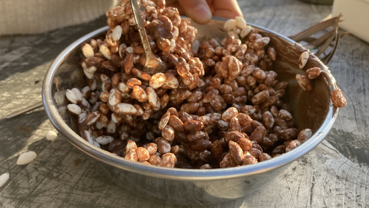 米パフとチョコを入れて混ぜる様子