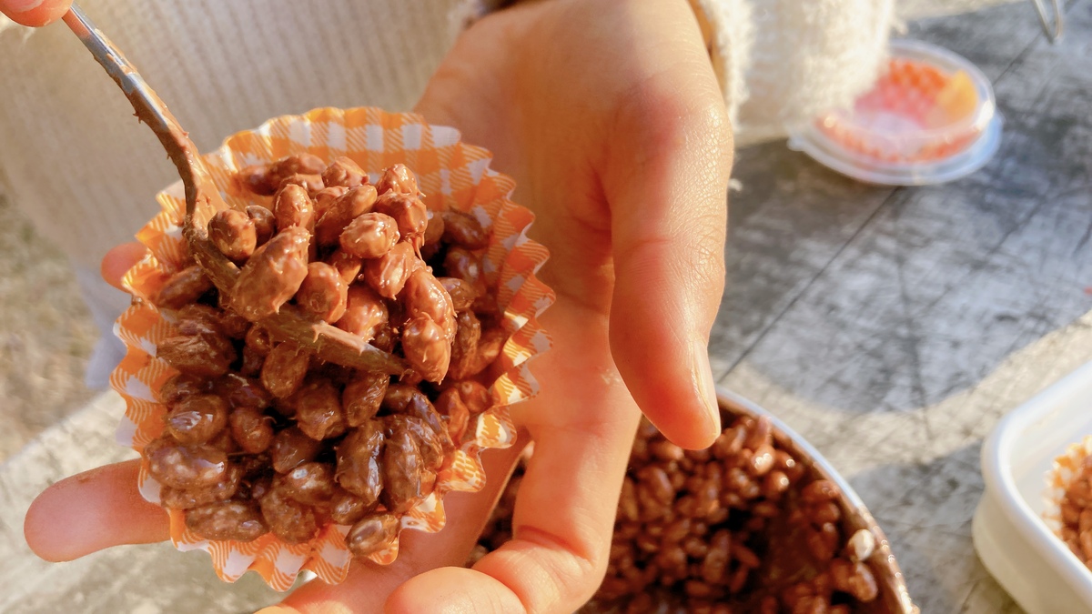 カップにチョコを入れる様子