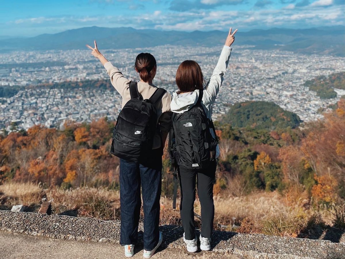 大文字山から京都の景色と後ろ姿の写真