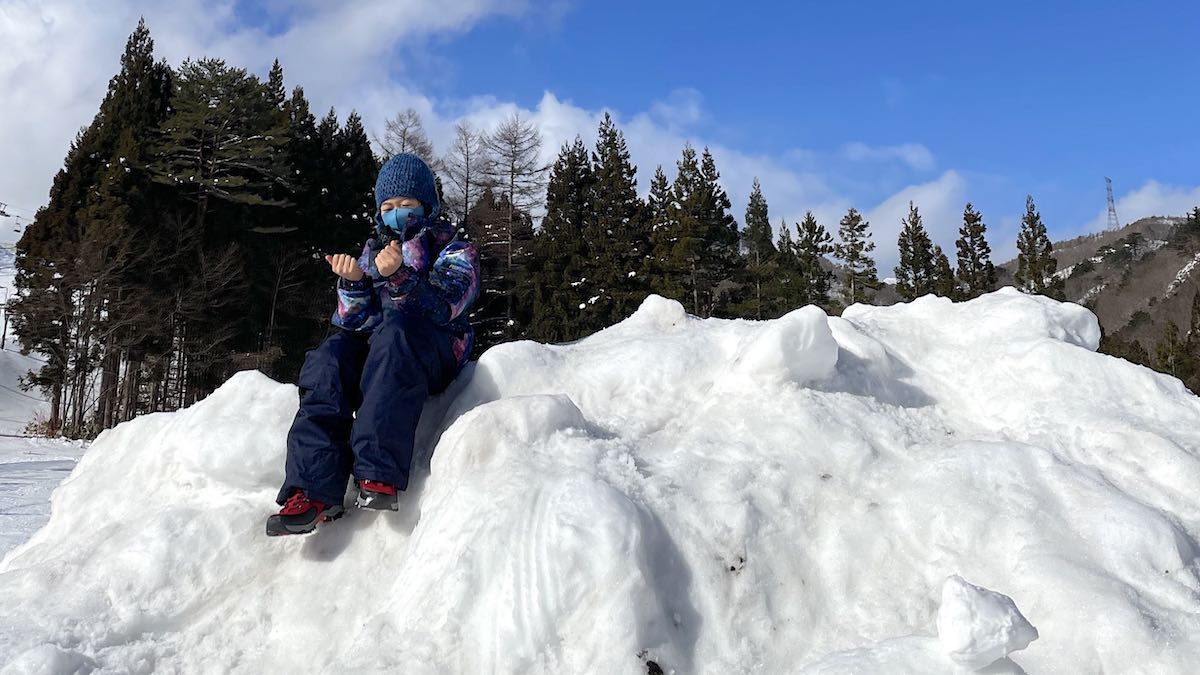 雪山と子供