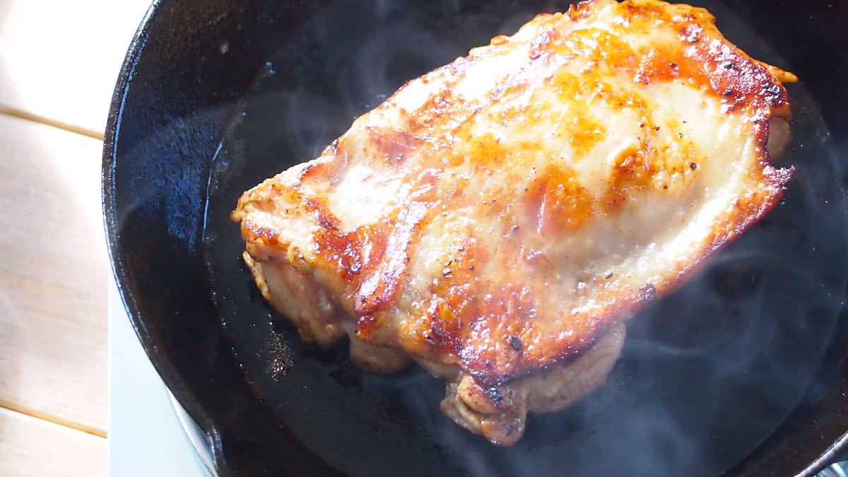 鶏肉をスキレットで焼く