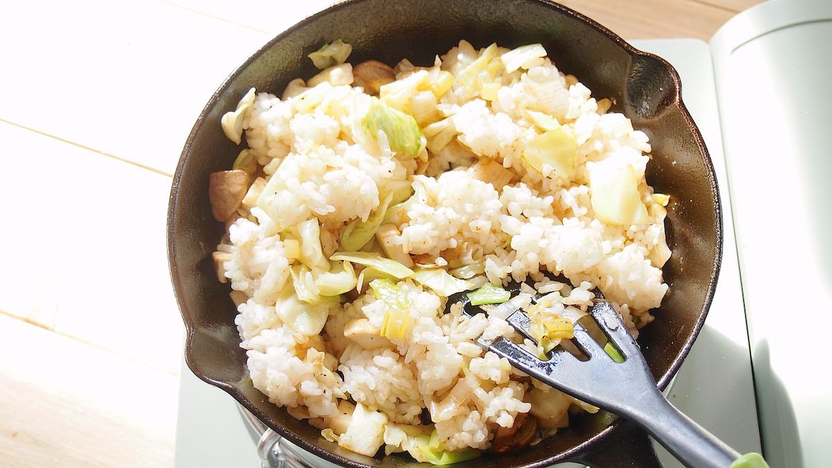 ご飯と野菜をよく混ぜる