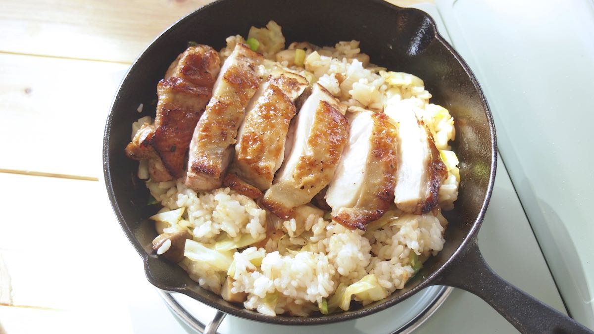 炒めたご飯の上にカットした鶏肉を飾る