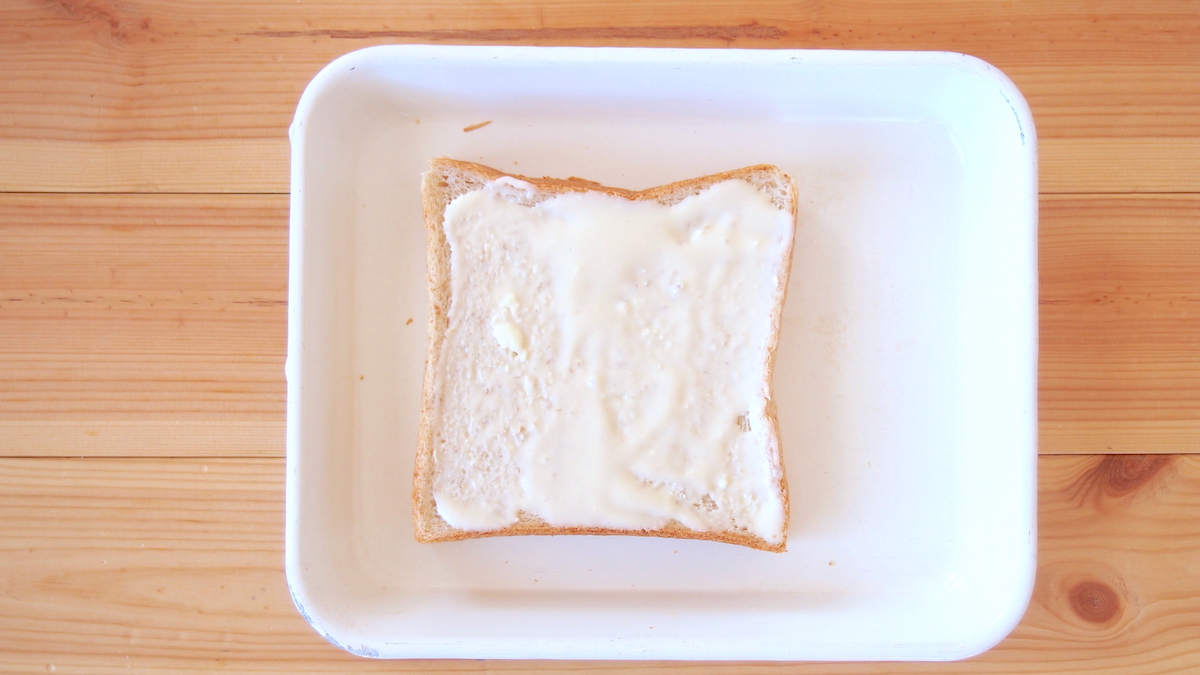 食パンにクリームを塗る