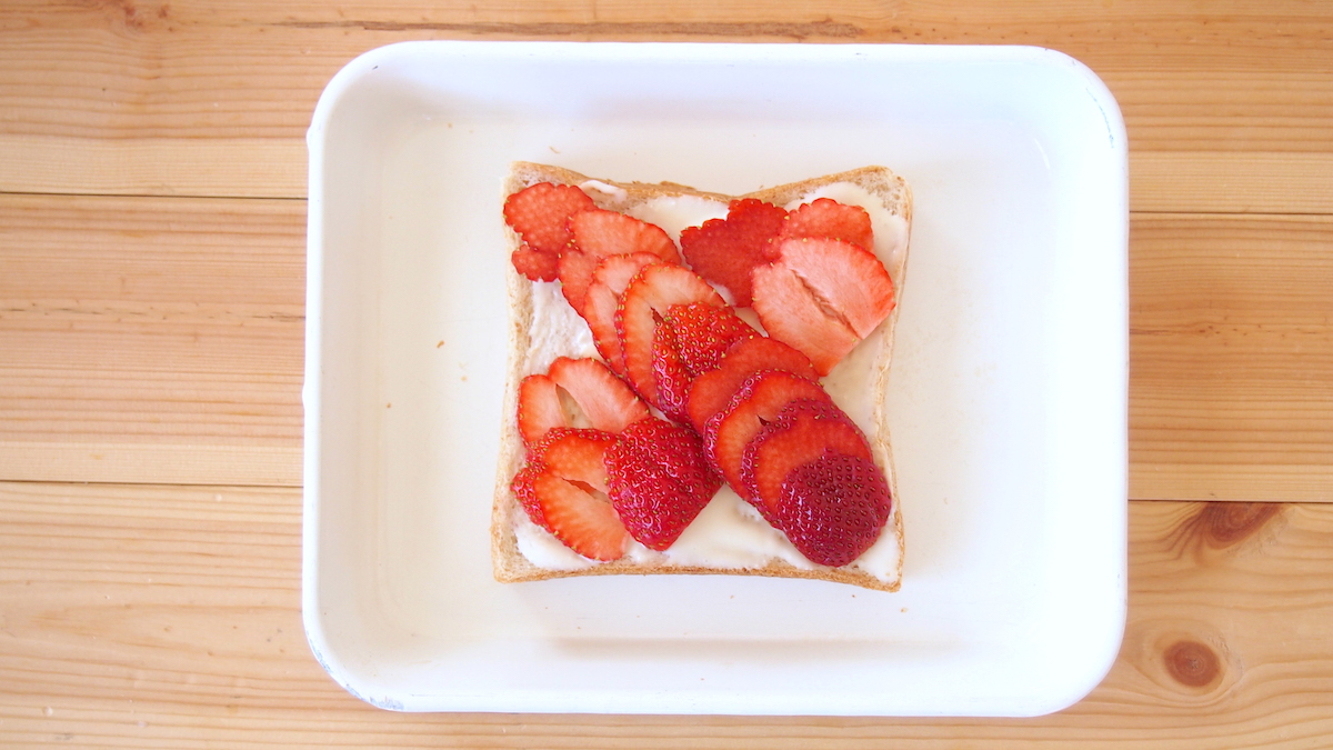 食パンにいちごを並べる