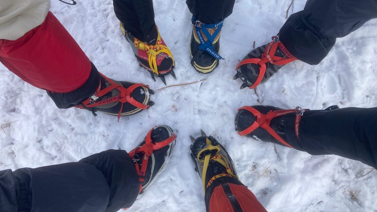 いろいろなアイゼンを付けた冬用登山靴