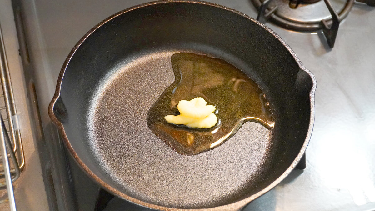 スキレットでオリーブオイルとおろししょうがを熱する