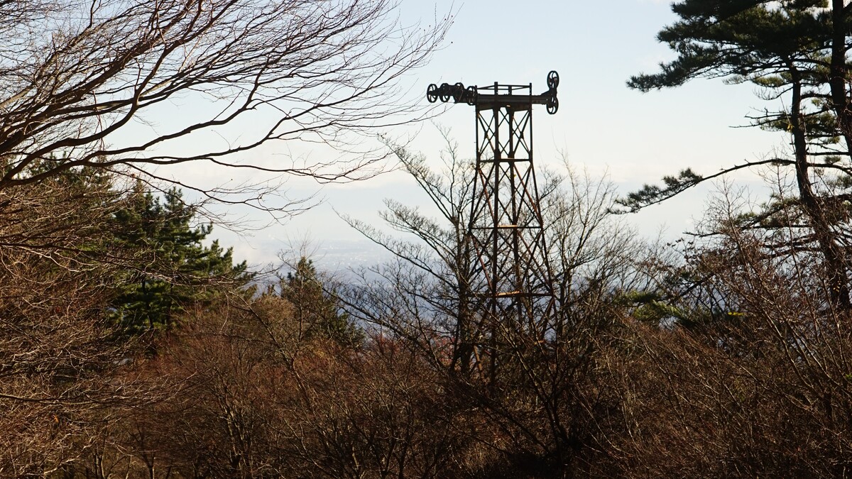 登山道に残るロープウェイの遺構。