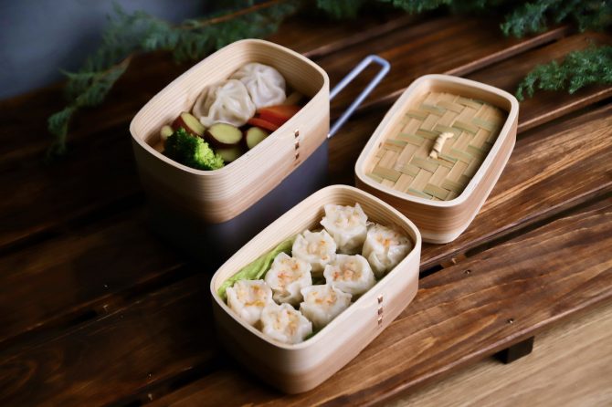 キャンプで本格的な蒸し料理ができる、ありそうでなかった「メスティンせいろ」