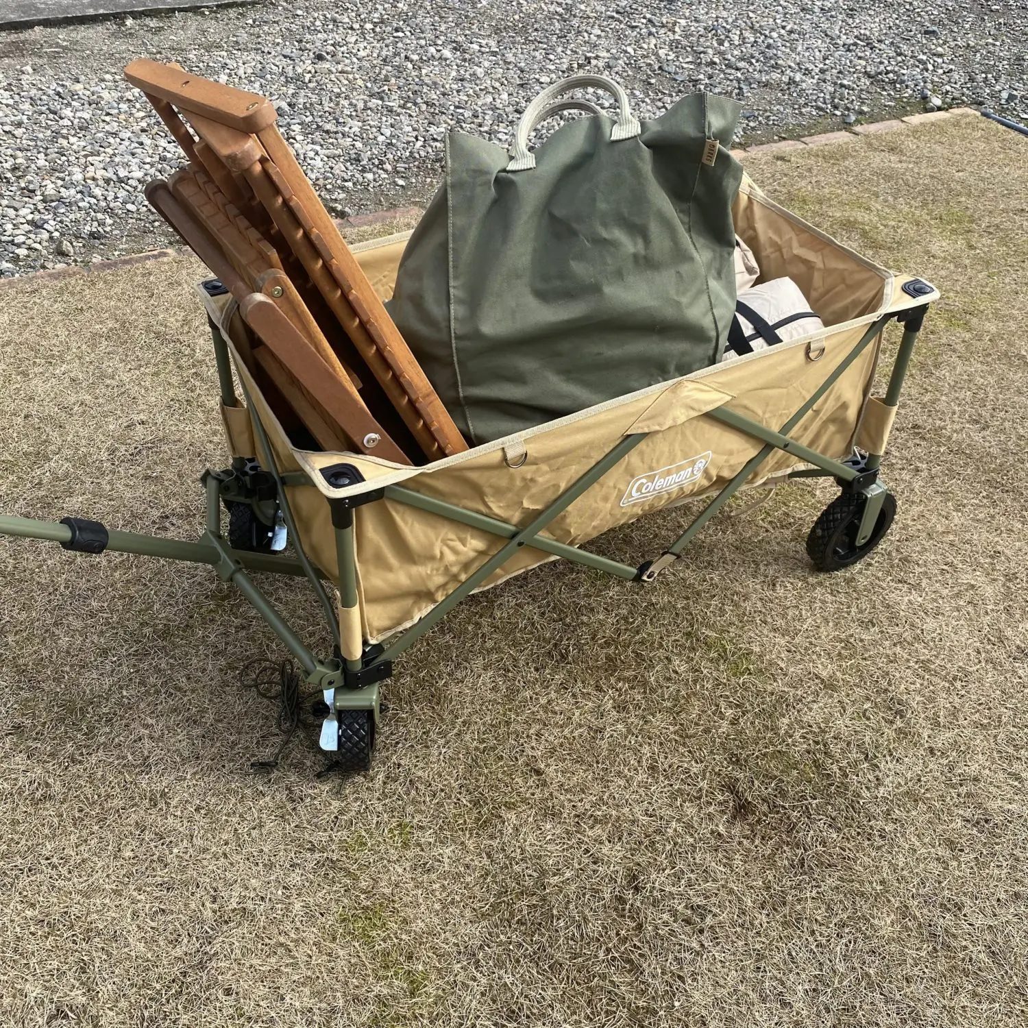 荷物がのったワゴン