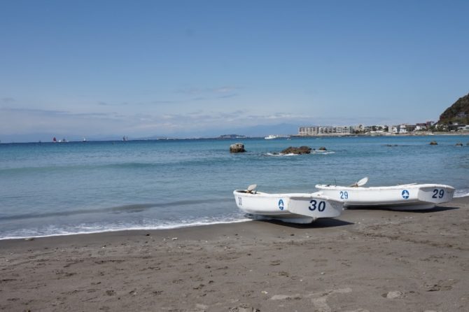 一色海岸と手漕ぎボート