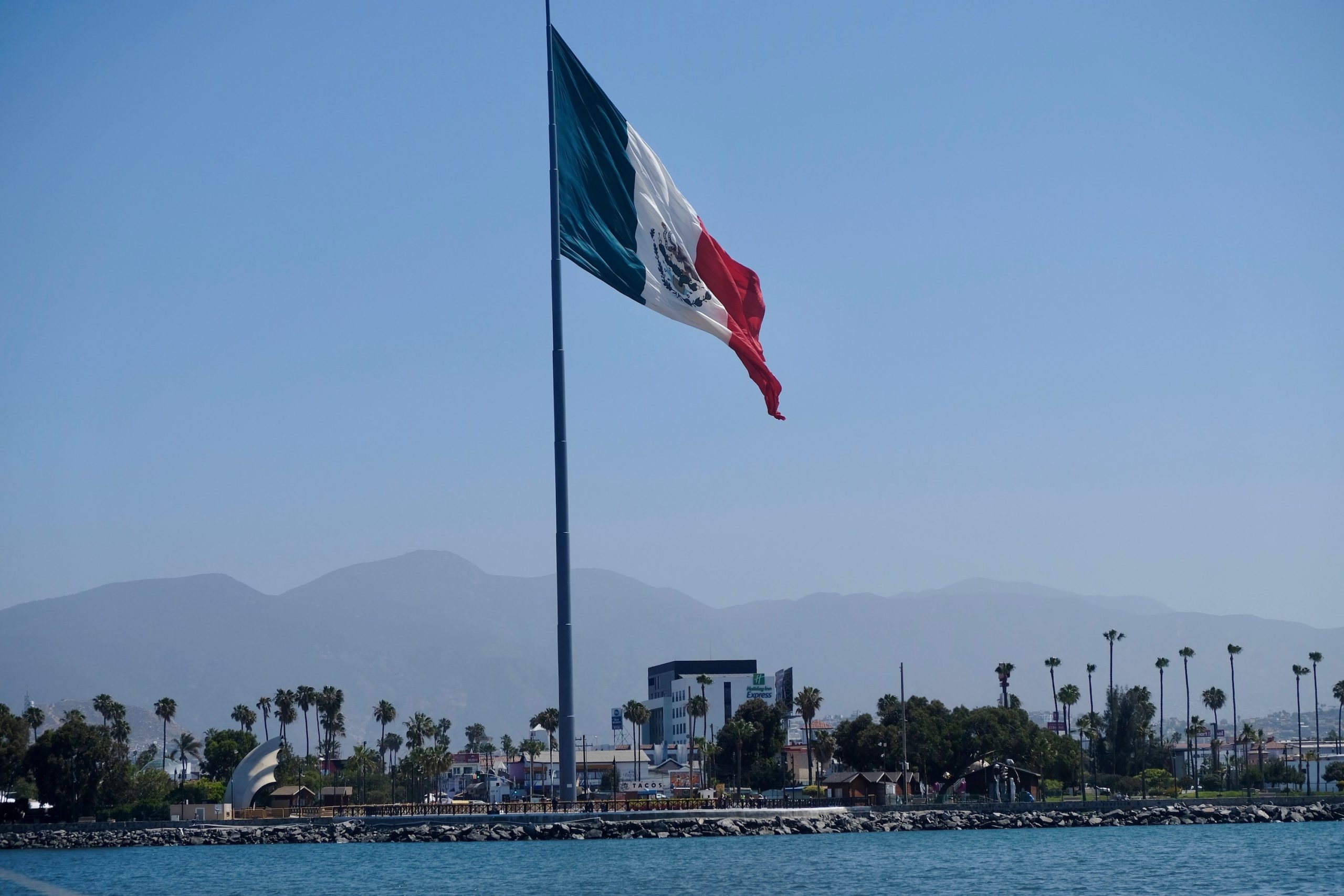 巨大なメキシカンフラッグ（メキシコ各地の歴史的に重要な場所に設置されている）がお出迎え。ポールの高さは50m、旗の大きさは14.3m×25mという、見上げるとひっくりかえりそうなほどの大きさ。