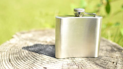 キャンプで活躍するスキットルおすすめ7選！選び方や洗い方も解説