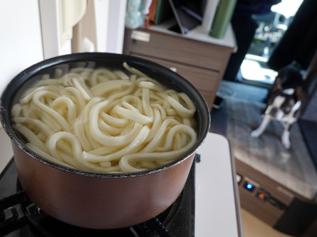 麺を２～３分茹でる