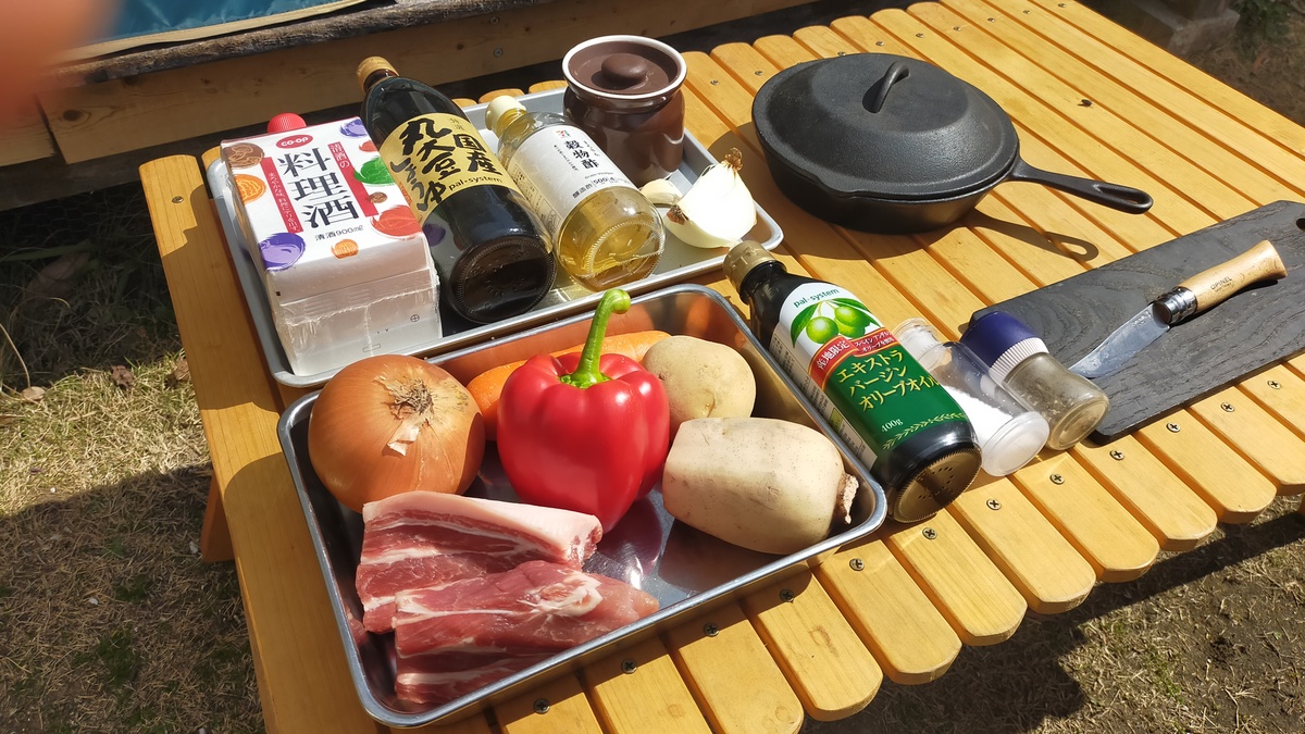 材料や調理器具が机に並んでいる。