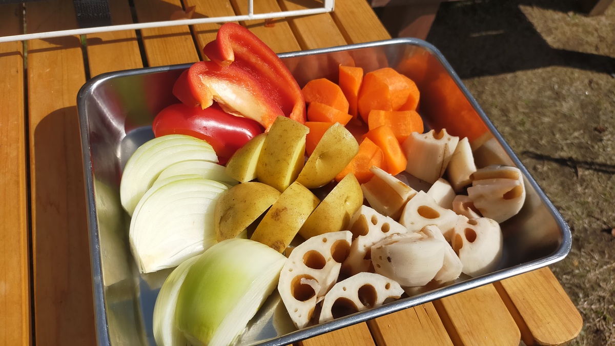 パットに大きめにカットされた野菜が入っている。