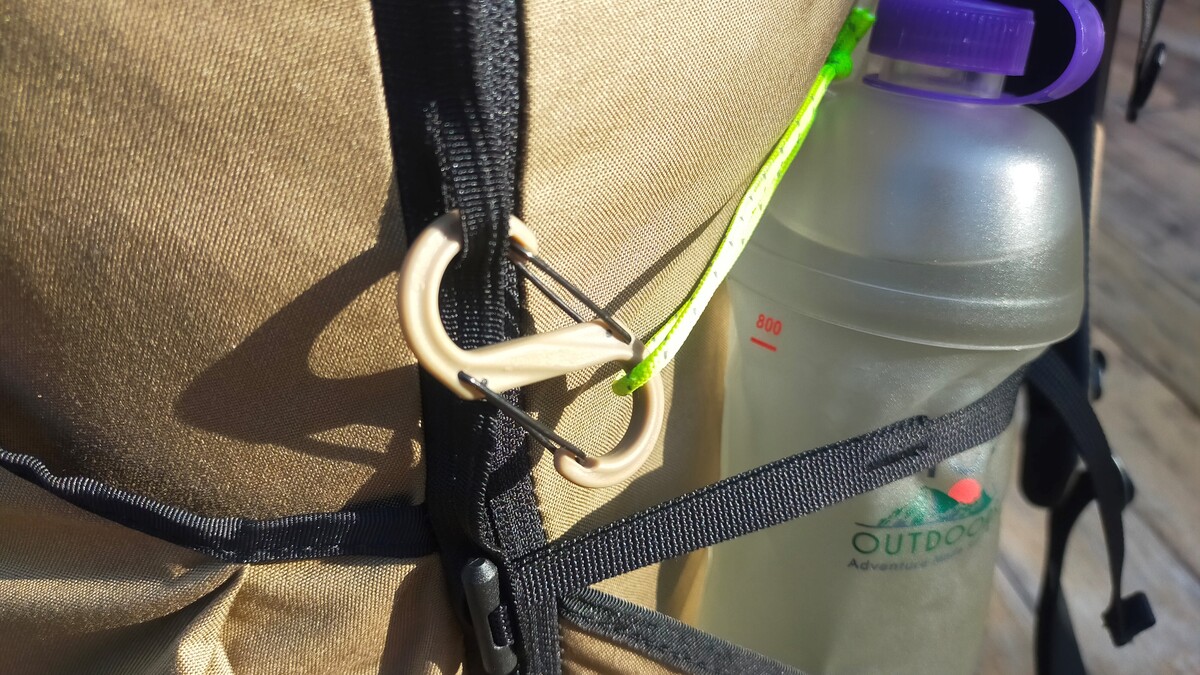 バックのサイドポケットにボトルが入っており、サイドストラップで締められている。さらにSビナーで固定されている。
