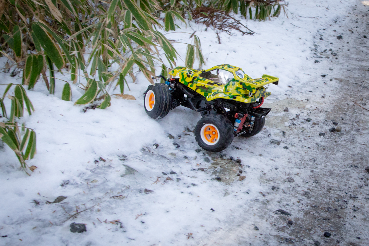 雪道で滑るラジコンカー