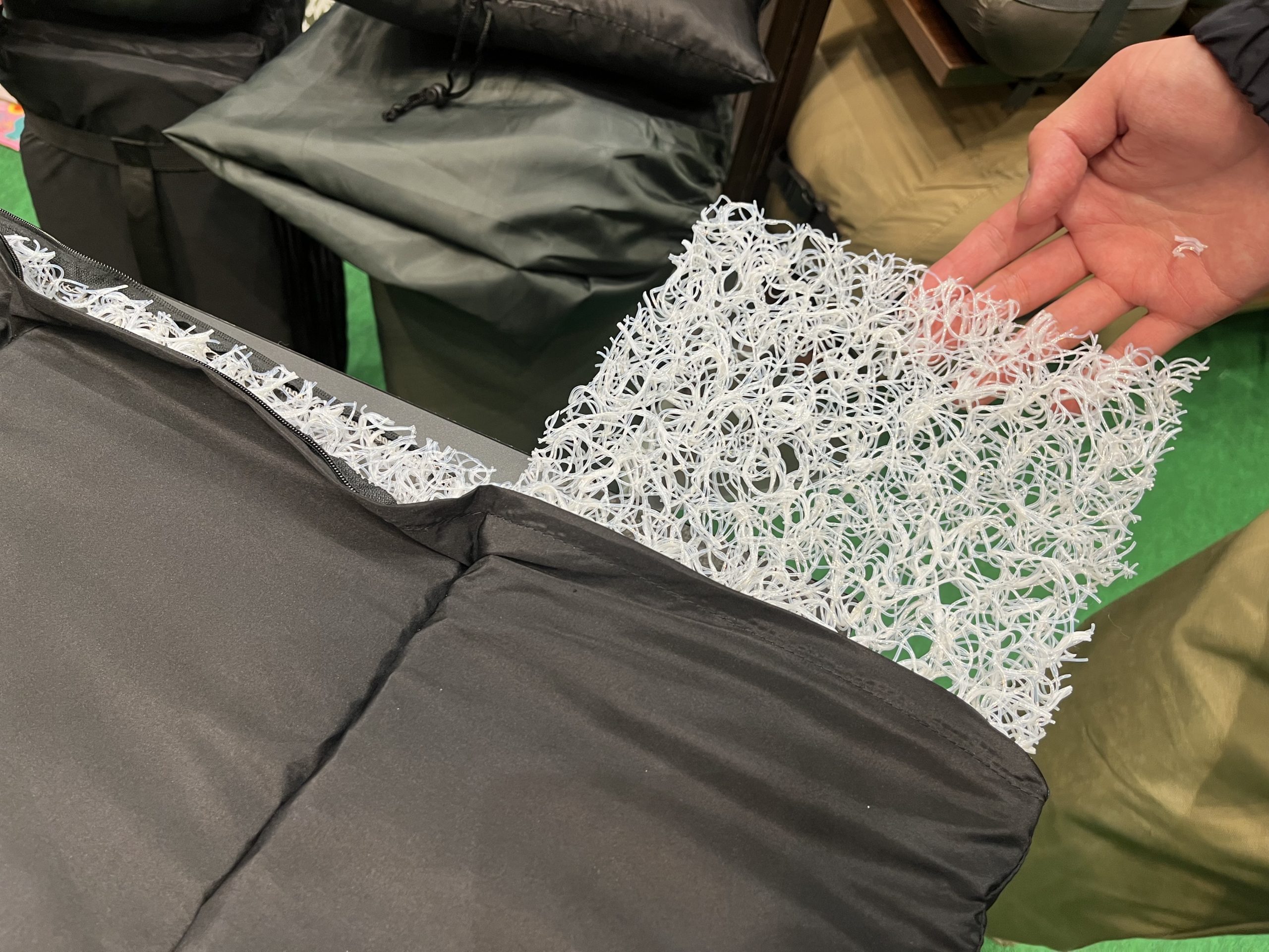 ワークマン「エアディメンションマットレス」の中材には東洋紡社の三次元網状繊維構造体を採用。