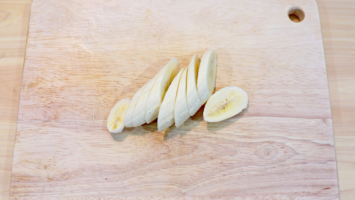 バナナを斜め薄切りにする