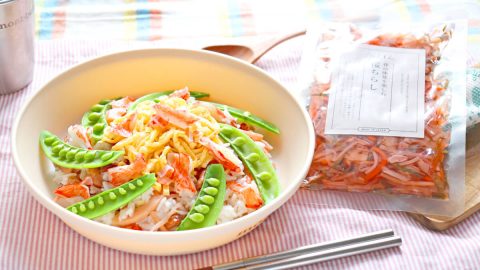 花見キャンプにおすすめ！スリコ食材で作る「桜ちらし寿司」レシピ