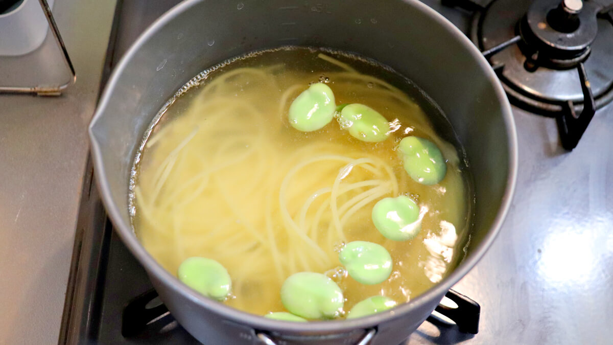 そら豆を茹でる