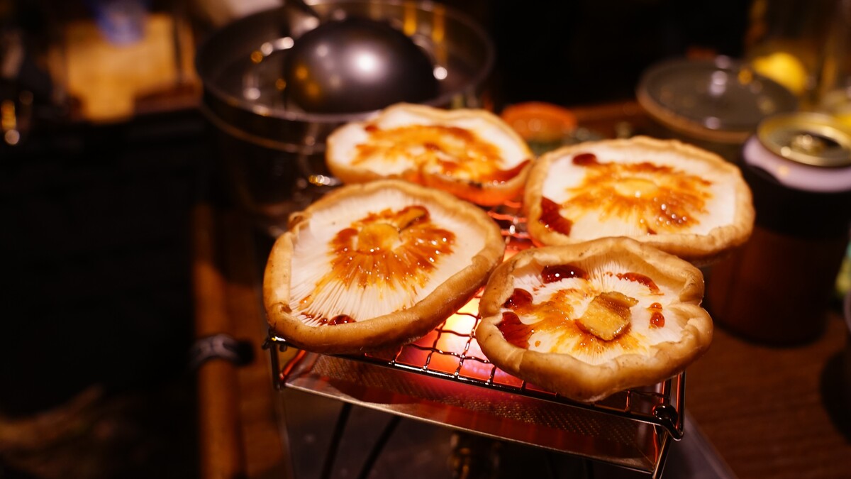 「ミニロースターMサイズ」で食材を焼くところ。