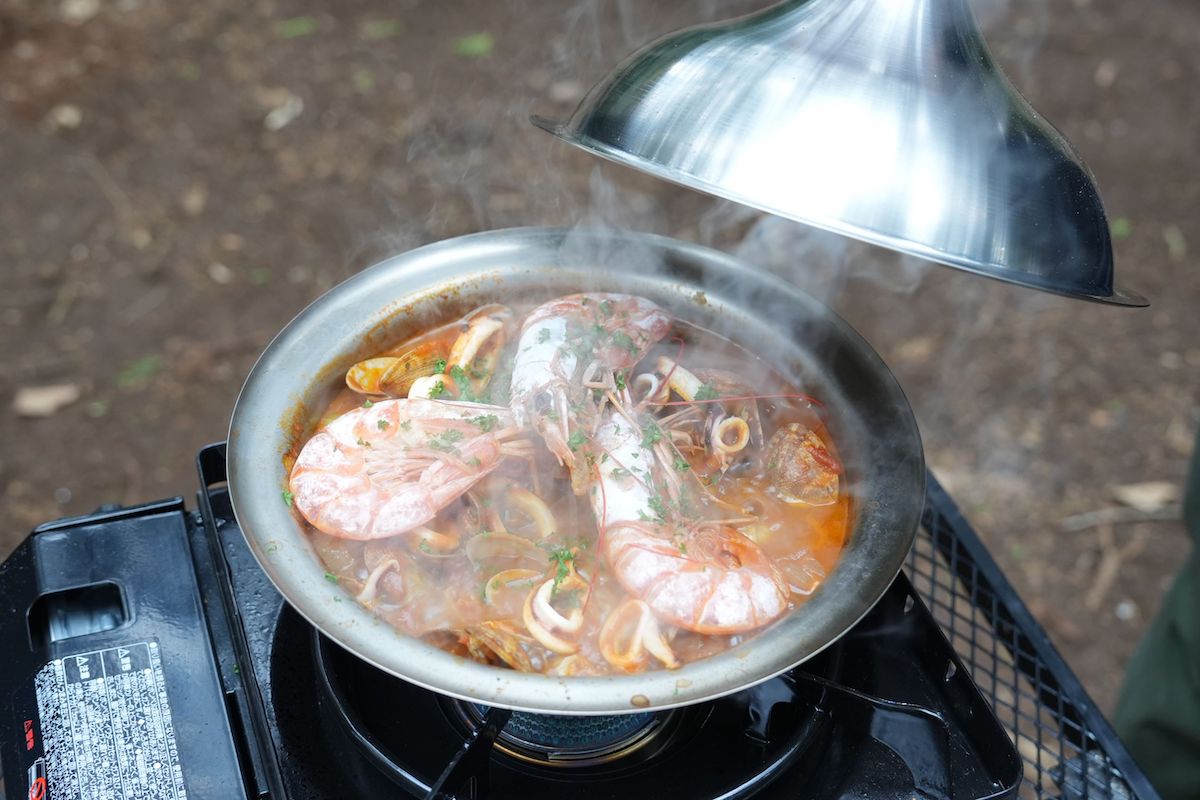 鍋の内部で発生した蒸気が循環する構造のため、少ない水分で多彩な調理が可能。