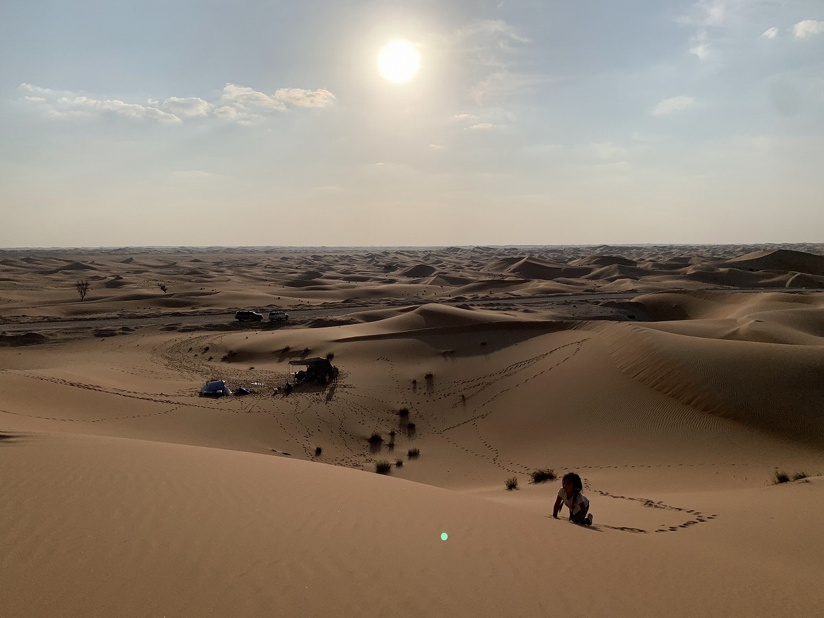 あたり一面、砂。砂。砂。自分たちと乗ってきた車、テント以外、見渡す限り砂だけ。