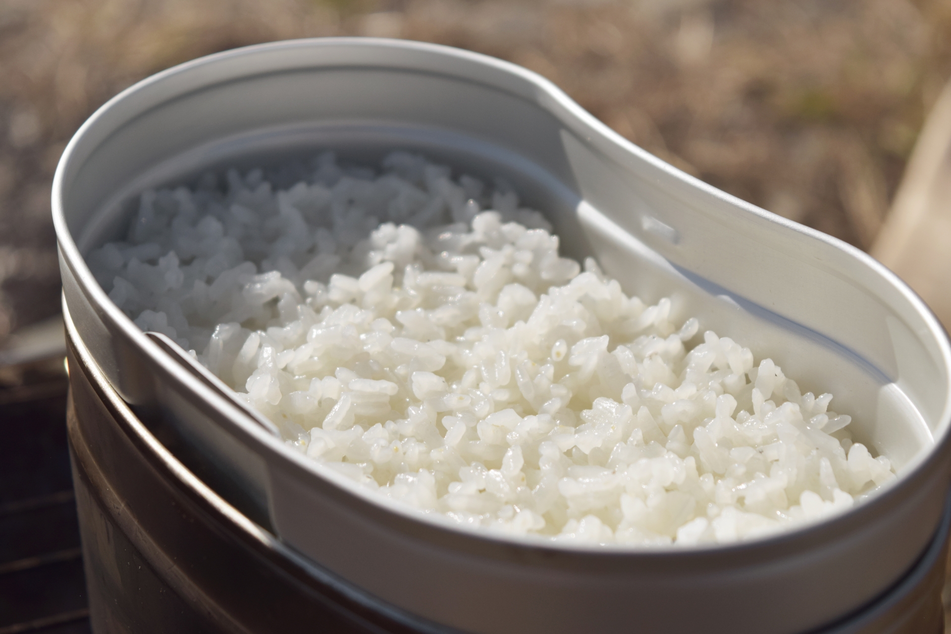 キャンプ飯を飯盒でもっと楽しく！形状別におすすめ11選を紹介 調理器具・食器 【BE-PAL】キャンプ、アウトドア、自然派生活の情報源ビーパル