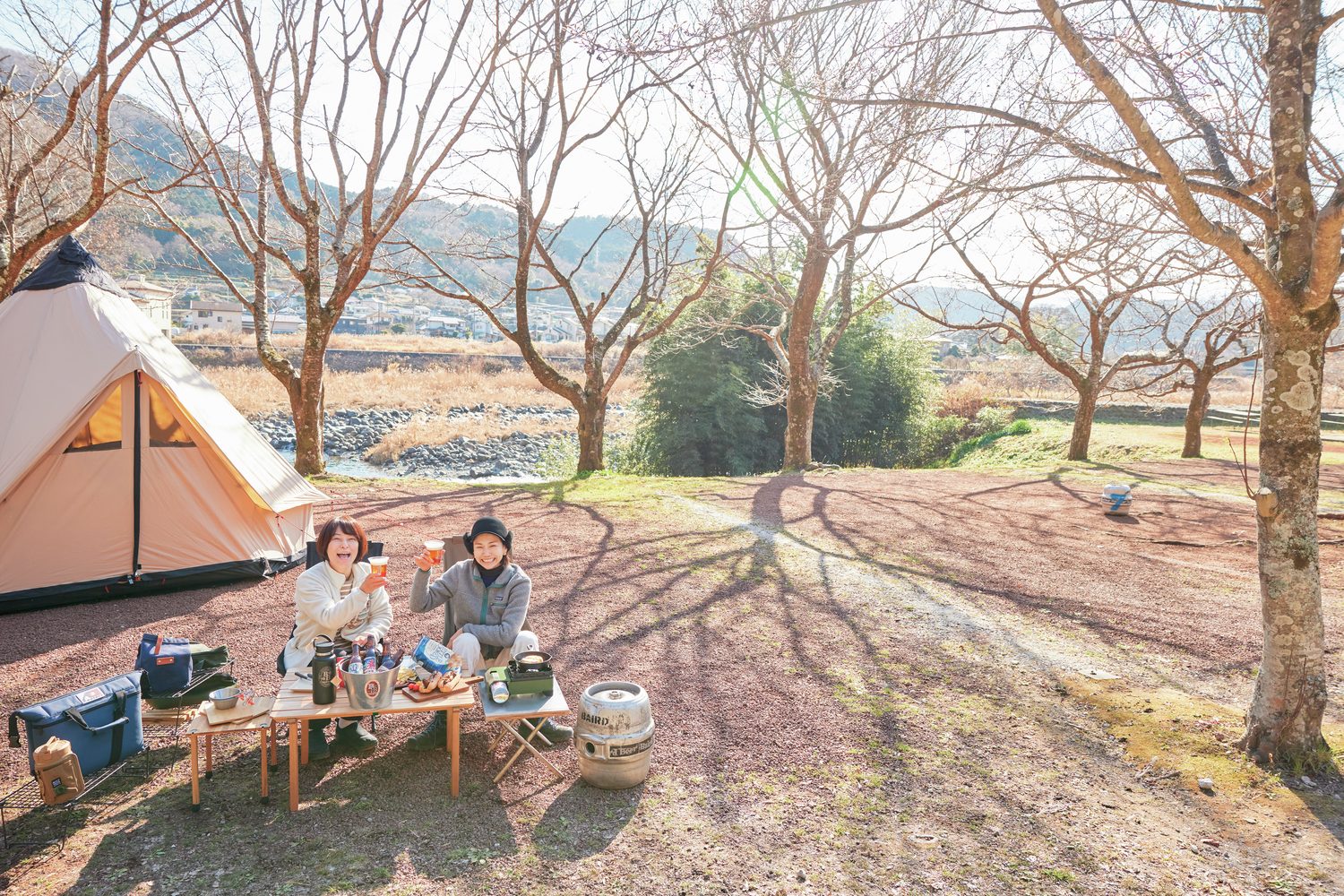 屋外で乾杯する様子