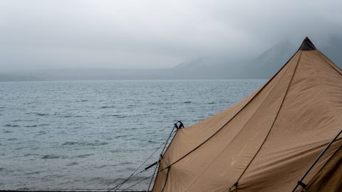 雨キャンプの楽しみ方6選！必需品とテント設営・撤収のコツも紹介