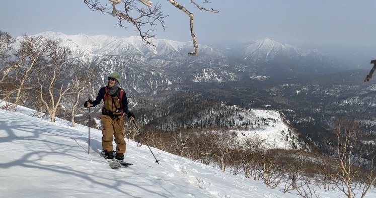 雪面を登高する東田さん。