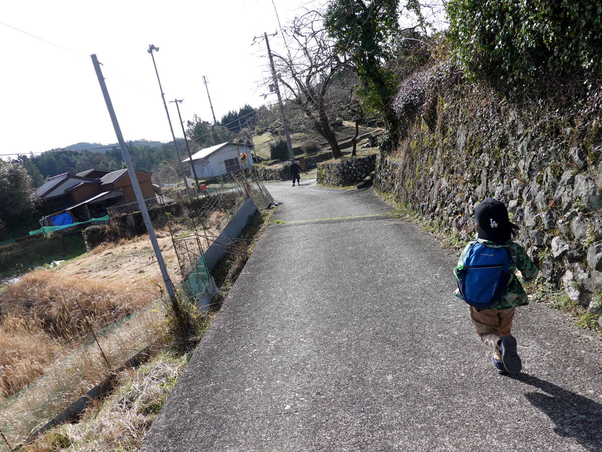 熊野古道を歩く子ども