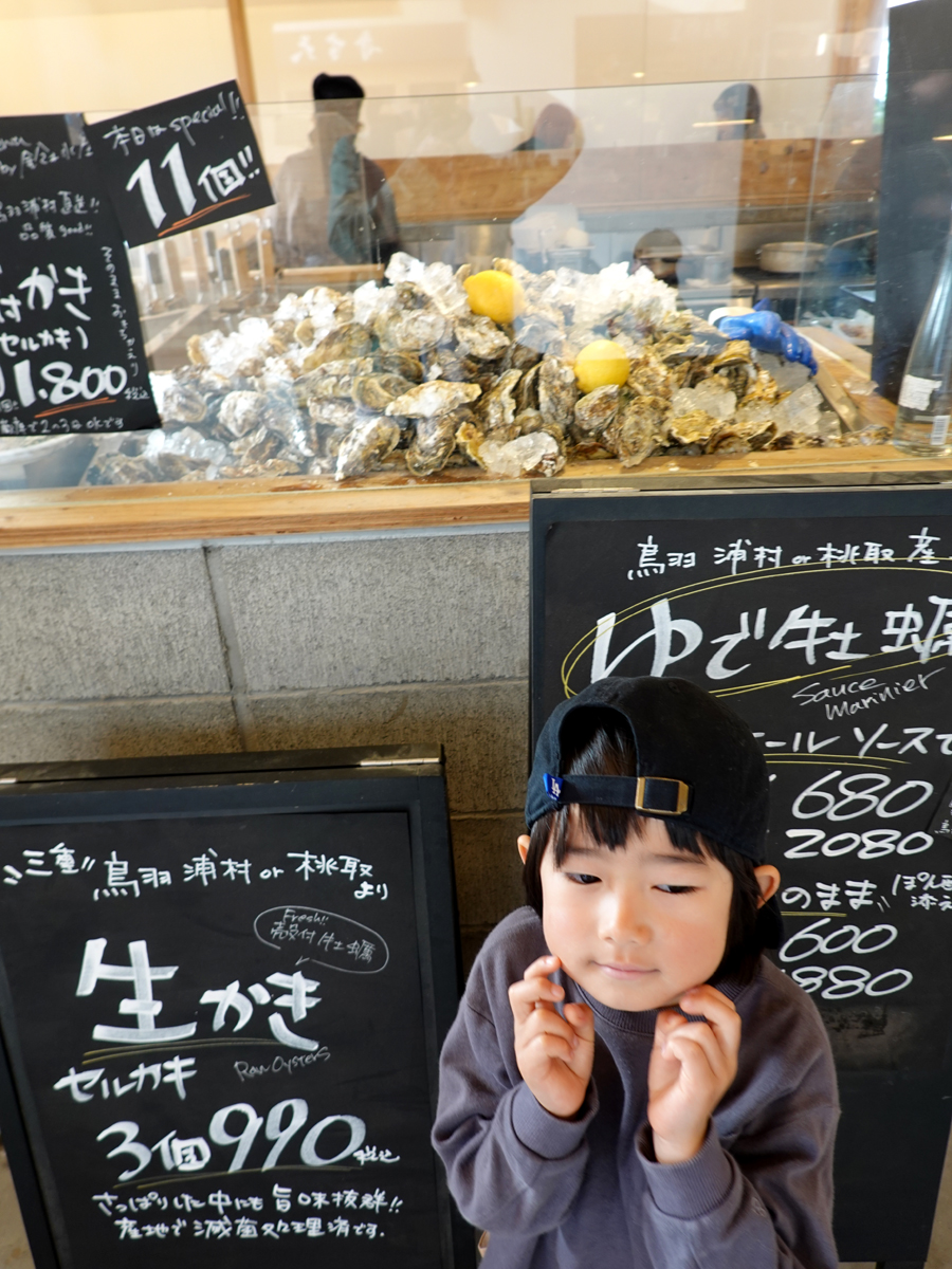 三重県の牡蠣が並ぶ棚