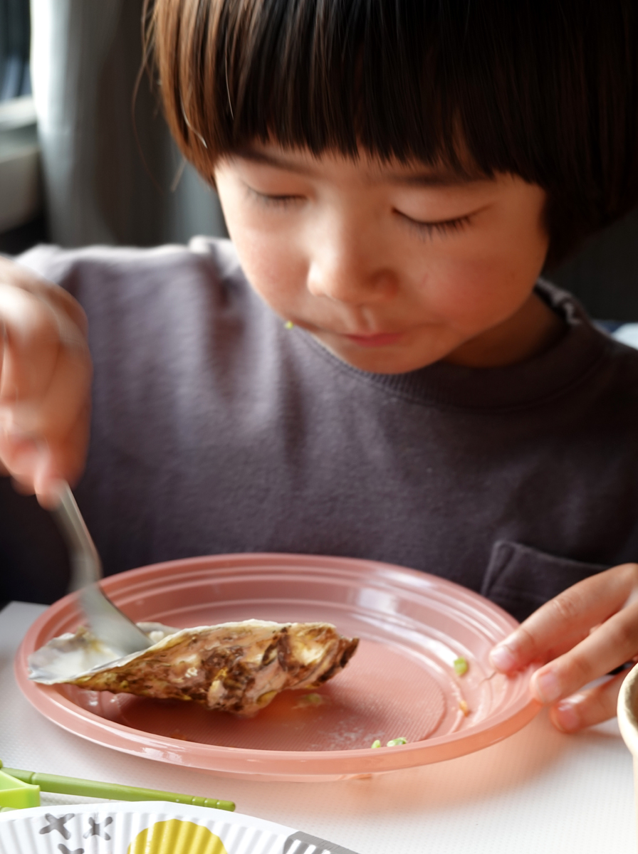 牡蠣を爆食い4歳児