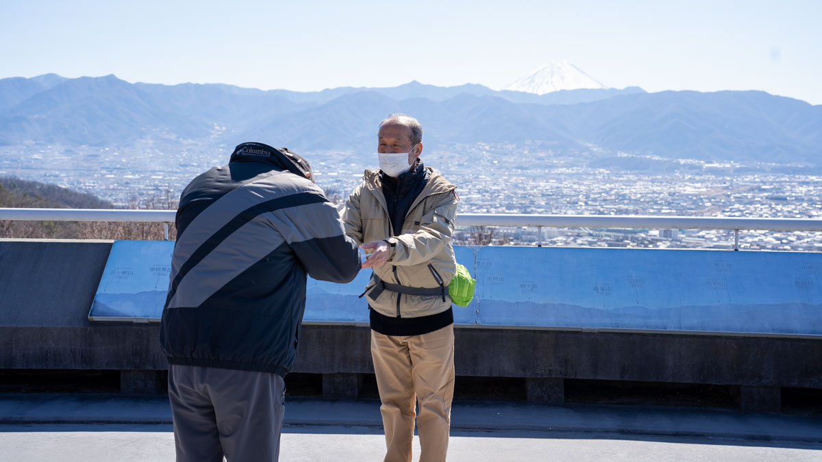 富士山を背に資格証書授与式。