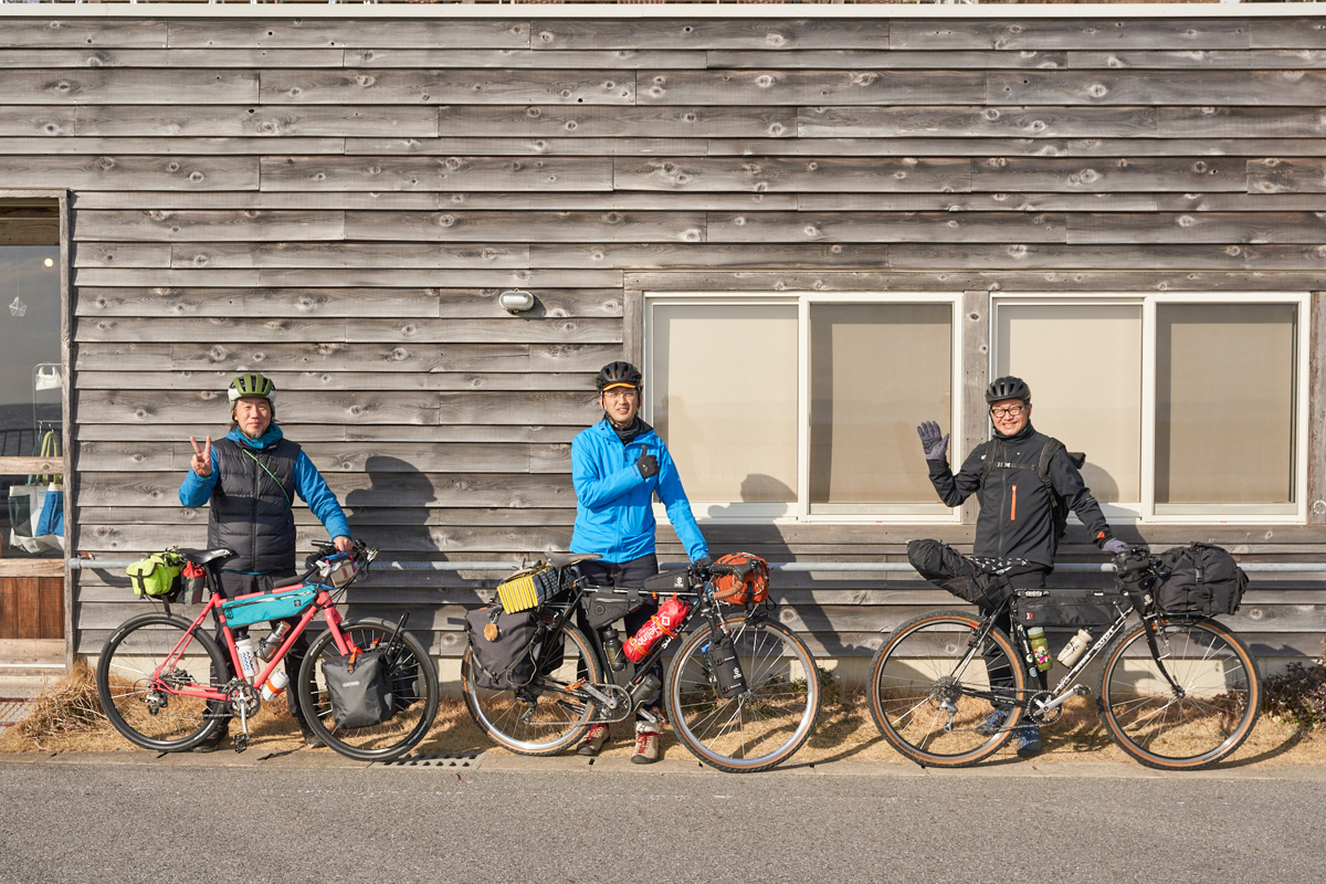 自転車キャンプ途中の３人