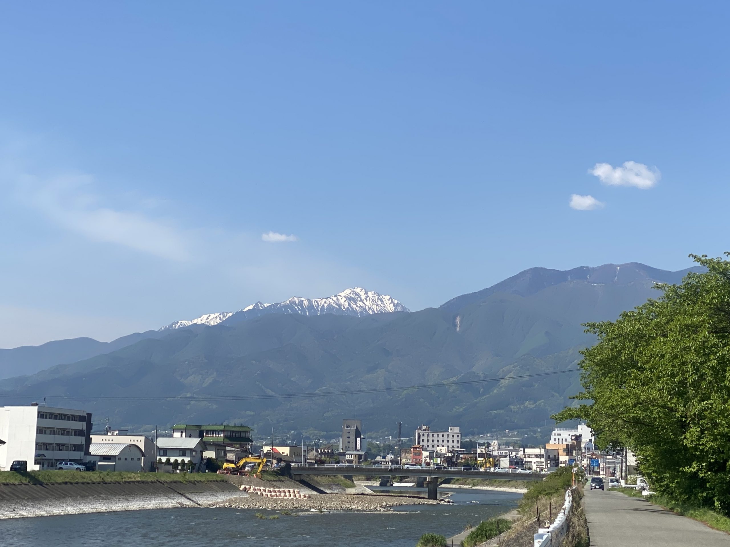 天竜川と中央アルプスの山並みは伊那谷の特徴的な風景