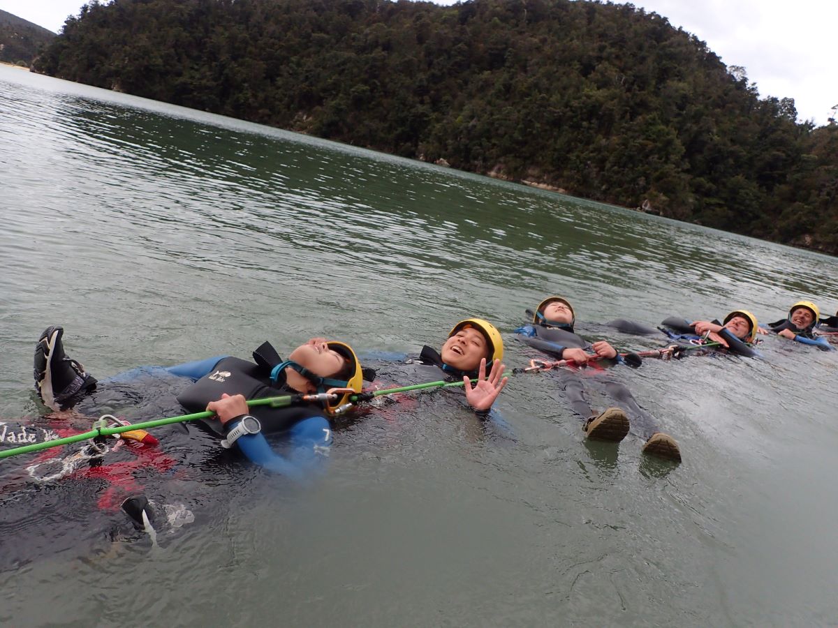 参加者12名を１本のロープに繋いで水上を引っ張る
