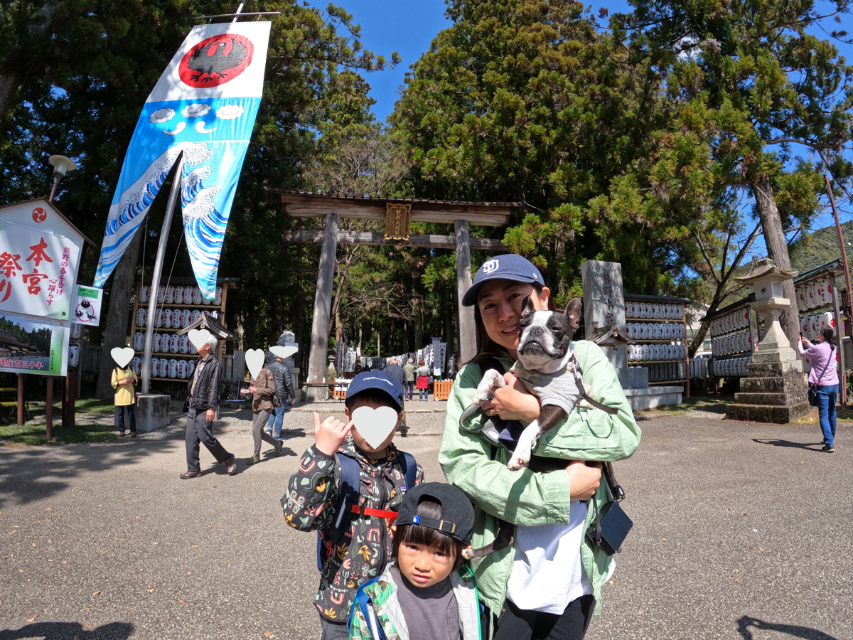 熊野本宮大社の前で撮影した家族写真