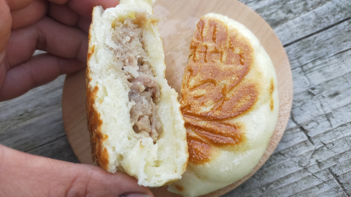 半分にカットした肉まんホットサンドの様子。