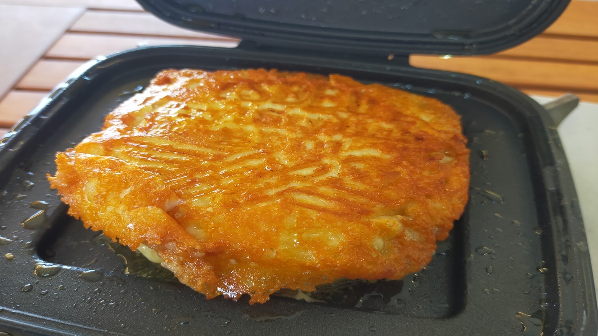 チーズと一緒に焼いた肉まんホットサンドの様子。